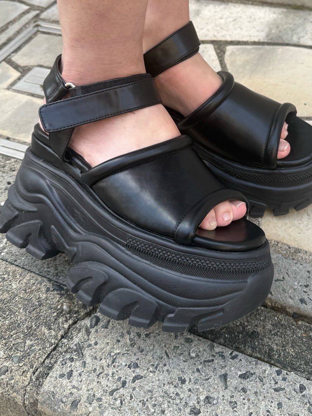 ブラウン系のサンダル、ブルー系のデニムパンツ、ブルー系のキャミソールを着用したレディースの夏コーディネートの6枚目の写真