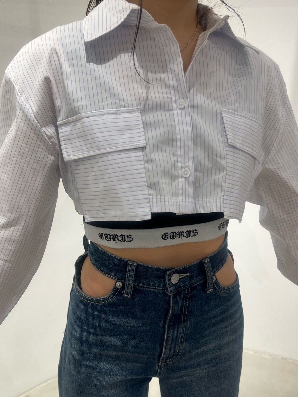 ブルー系のデニムパンツ、その他のシャツ/ブラウス、ブラック系のキャミソールを着用したレディースの春コーディネートの6枚目の写真