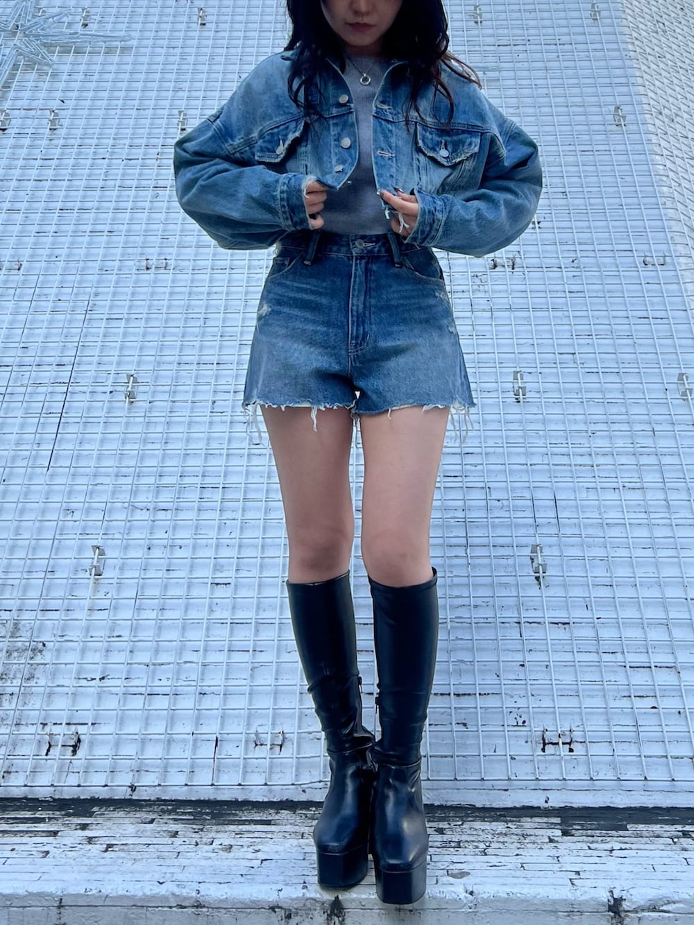 グレー系のTシャツ/カットソー、ブルー系のデニムジャケット、ブルー系のデニムパンツを着用したレディースの冬コーディネートの3枚目の写真