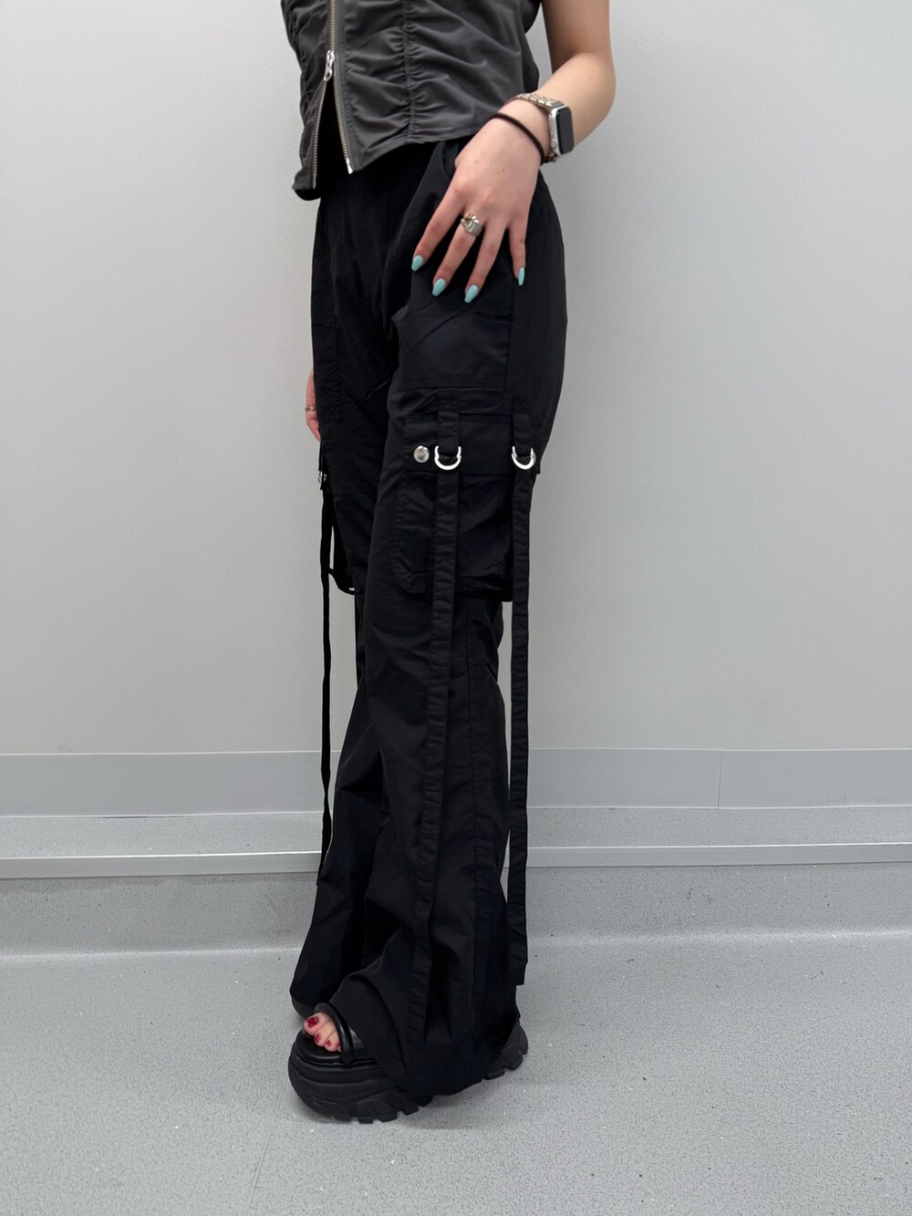 グレー系のシャツ/ブラウス、ブラック系のカーゴパンツ、ブラウン系のサンダルを着用したレディースの春コーディネートの4枚目の写真