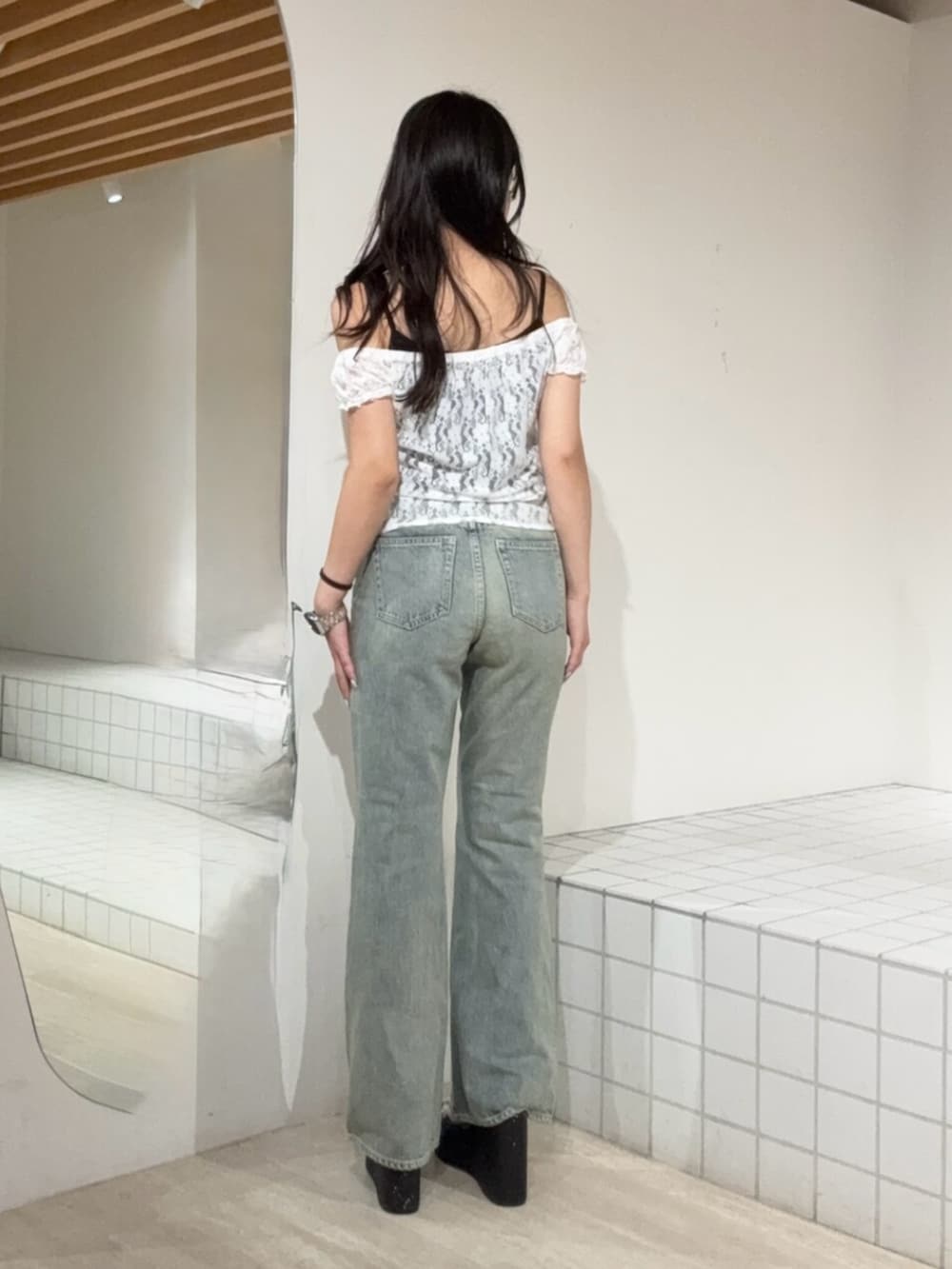 ホワイト系のシャツ/ブラウス、ブルー系のデニムパンツ、ブラック系のサンダルを着用したレディースの夏コーディネートの3枚目の写真