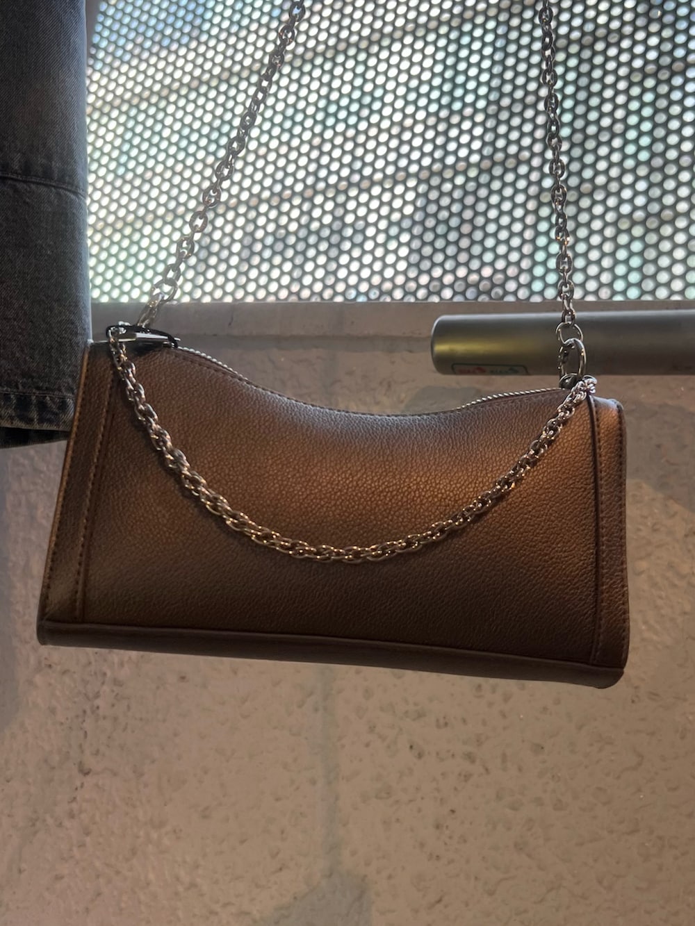 ブルー系のデニムジャケット、ブルー系のデニムパンツ、その他のブーツを着用したレディースの秋コーディネートの8枚目の写真