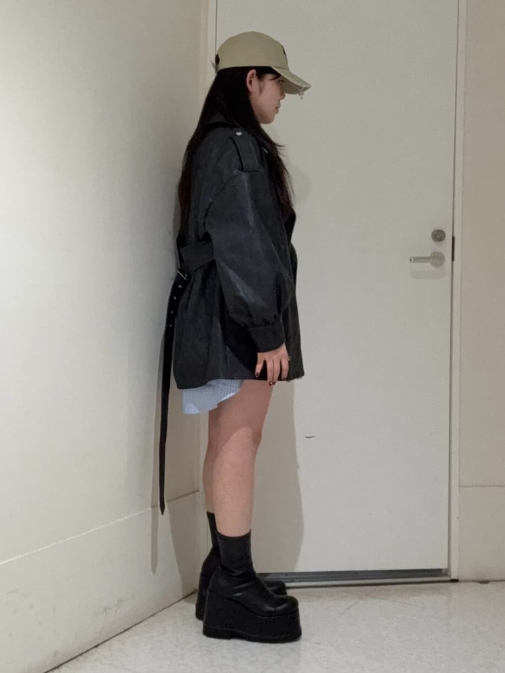 ブラック系のブーツ、ブルー系のシャツ/ブラウス、ブラック系のライダースジャケットを着用したレディースの春コーディネートの2枚目の写真
