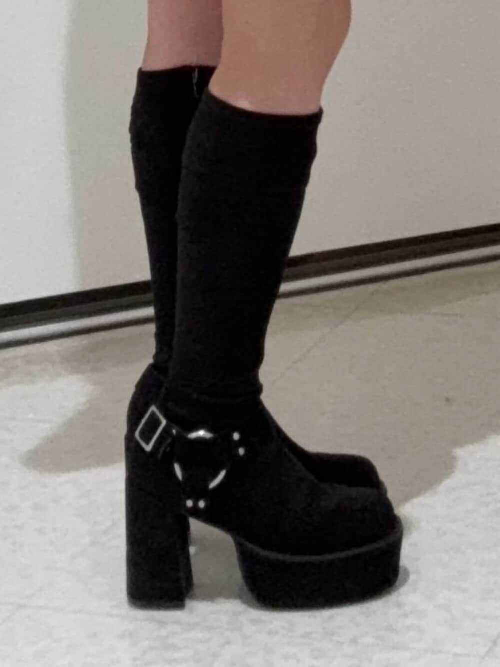 ブラック系のブーツ、ホワイト系のMA-1、その他のスカートを着用したレディースの冬コーディネートの5枚目の写真