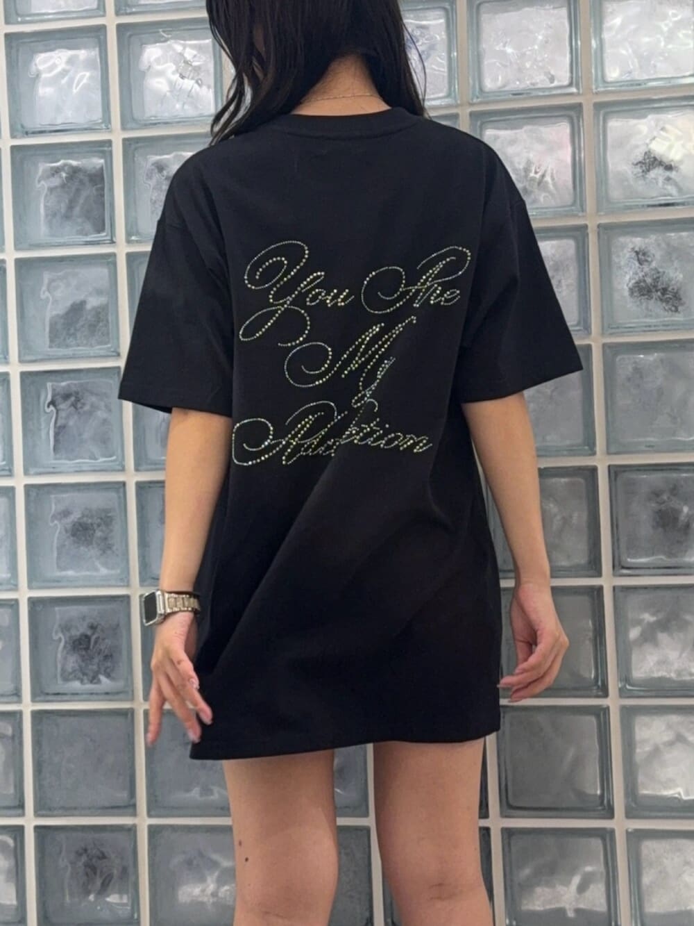 ブラック系のサンダル、ブラック系のTシャツ/カットソーを着用したレディースの夏コーディネートの4枚目の写真