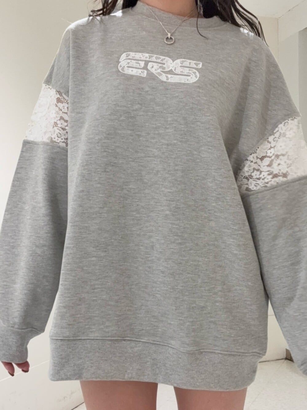 ブラック系のブーツ、グレー系のスウェットを着用したレディースの冬コーディネートの4枚目の写真