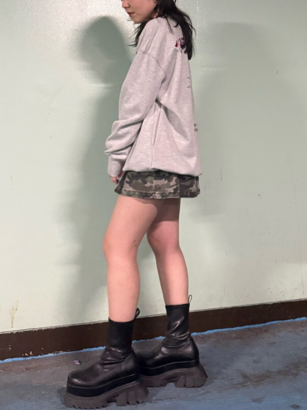 ブラック系のブーツ、その他のスカート、グレー系のスウェットを着用したレディースの春コーディネートの2枚目の写真