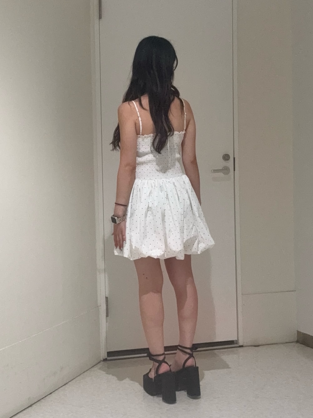 その他のワンピース、ブラック系のサンダルを着用したレディースの夏コーディネートの3枚目の写真