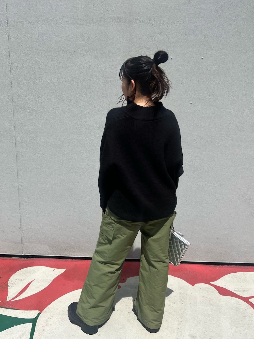 グリーン系のカーゴパンツ、ブラック系のショルダーバッグ、ブラック系のブーツを着用したレディースの夏コーディネートの4枚目の写真