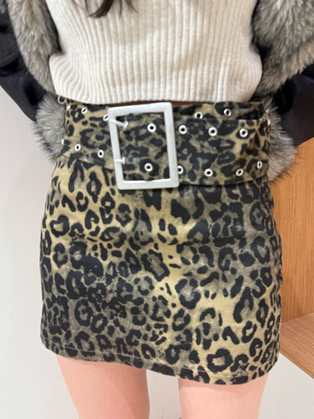 その他のスカート、ブラック系のブーツ、グレー系のブルゾンを着用したレディースの冬コーディネートの4枚目の写真