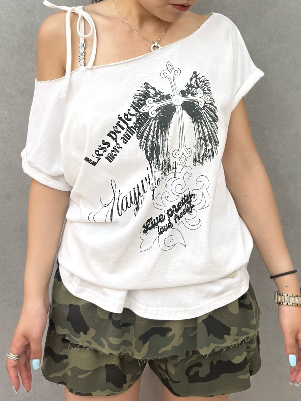 ホワイト系のTシャツ/カットソー、その他のその他パンツを着用したレディースの春コーディネートの4枚目の写真
