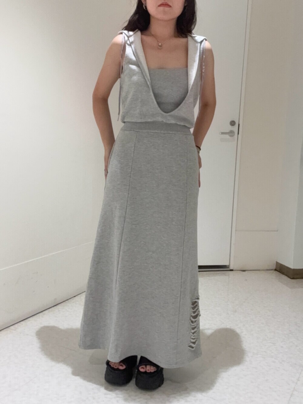 ブラウン系のサンダル、グレー系のワンピースを着用したレディースの夏コーディネートの4枚目の写真