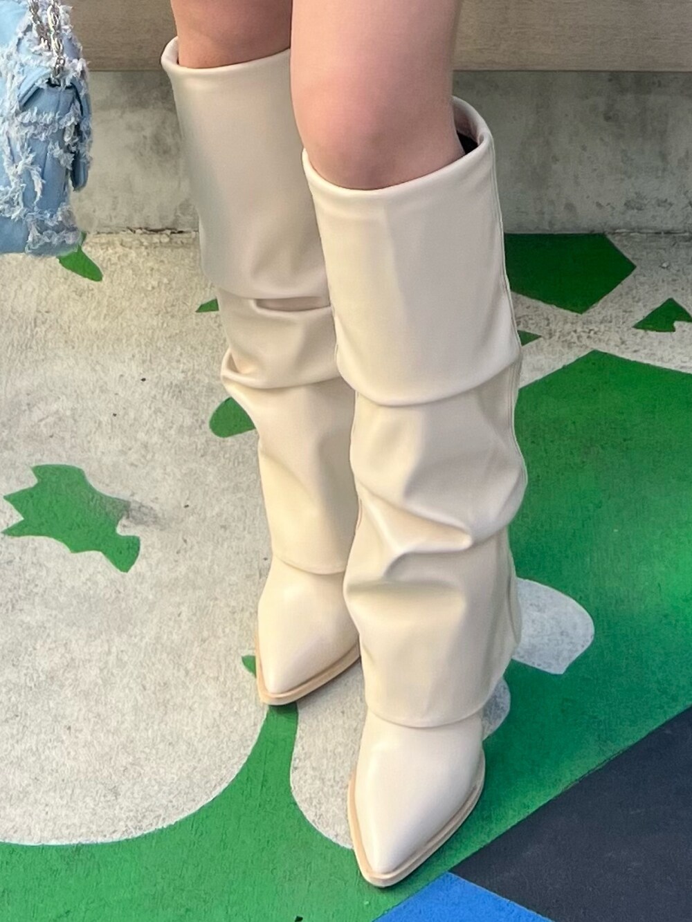 ホワイト系のブーツ、ブラウン系のブルゾン、ブルー系のシャツ/ブラウスを着用したレディースの春コーディネートの7枚目の写真