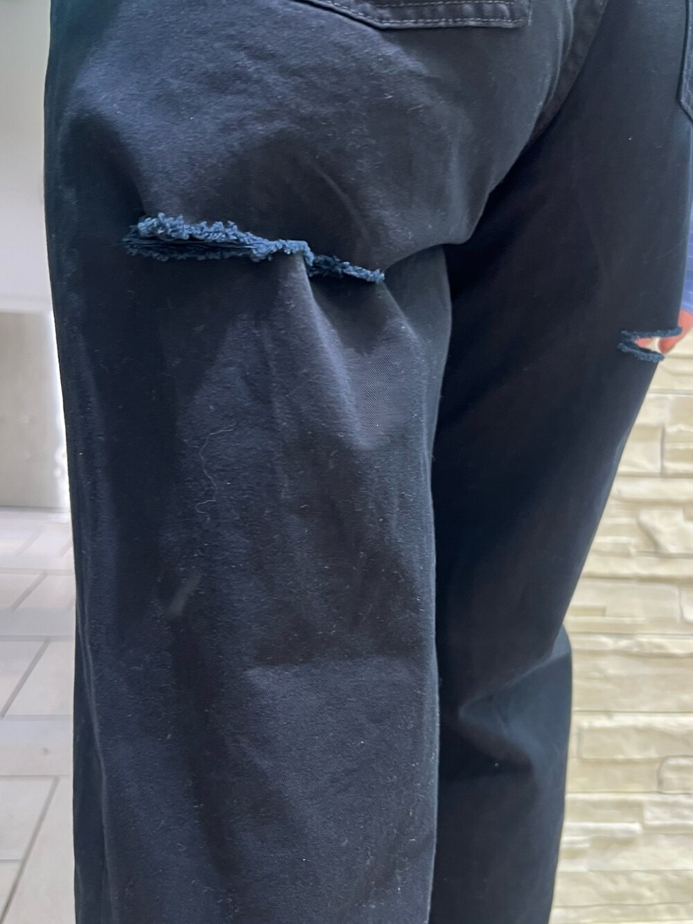 ブラック系のその他パンツ、ブルー系のシャツ/ブラウス、ブラック系のサンダルを着用したレディースの春コーディネートの7枚目の写真