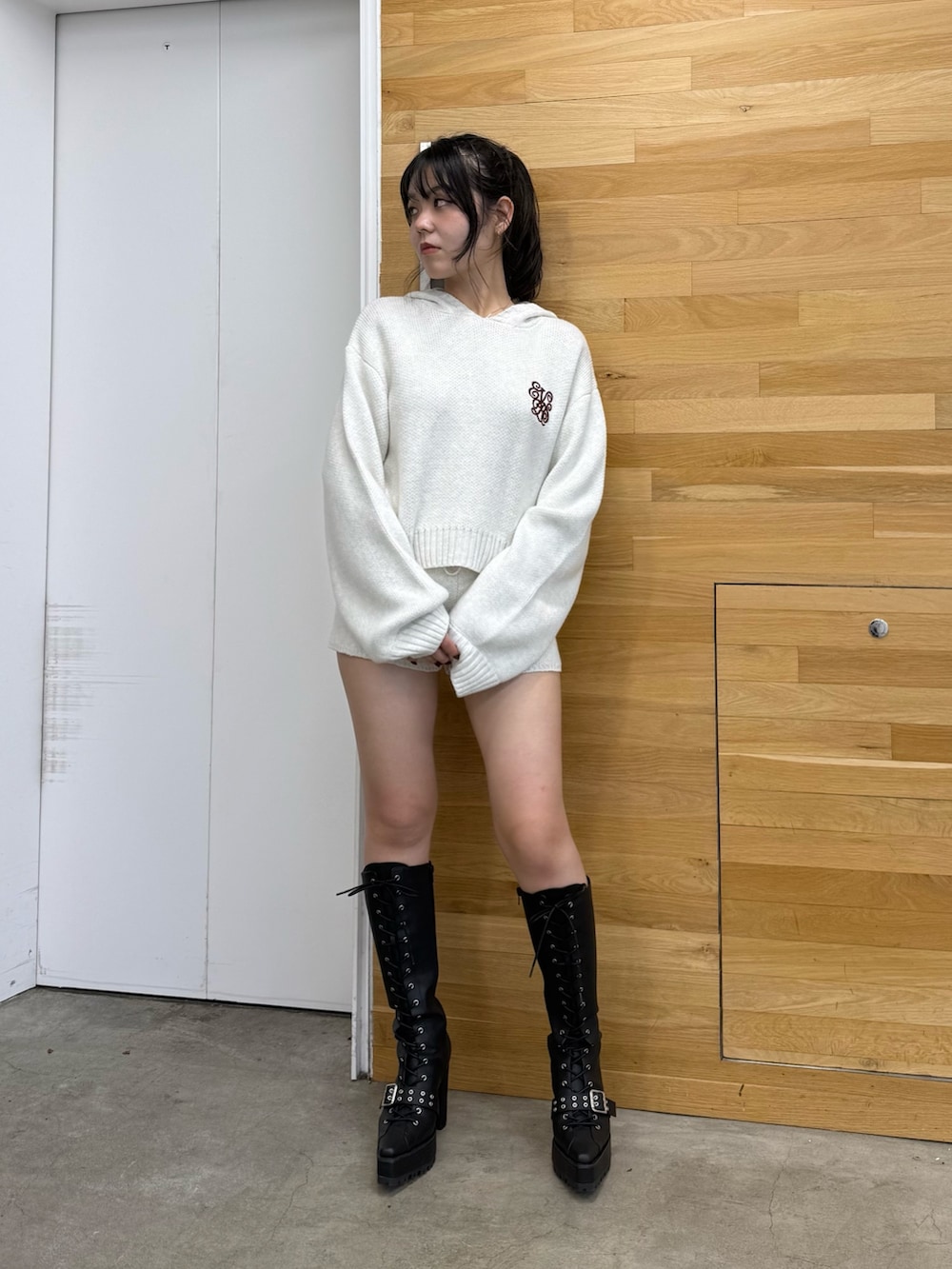 ブラック系のその他パンツ、ブラック系のニット/セーター、ブラック系のブーツを着用したレディースの秋コーディネートの2枚目の写真