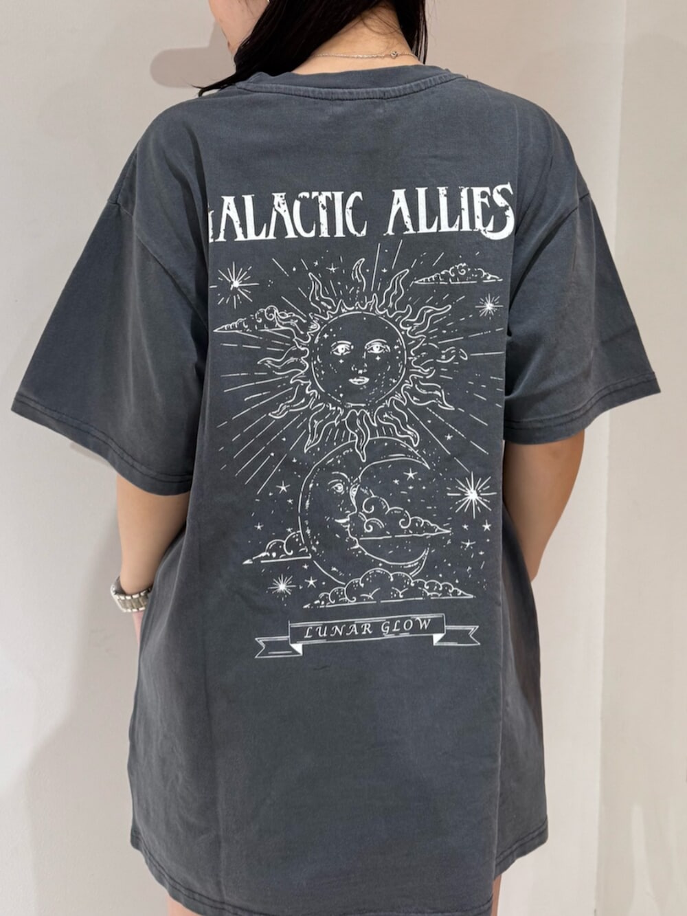 ブラック系のブーツ、ブラック系のTシャツ/カットソー、ブラック系のキャップを着用したレディースの春コーディネートの4枚目の写真