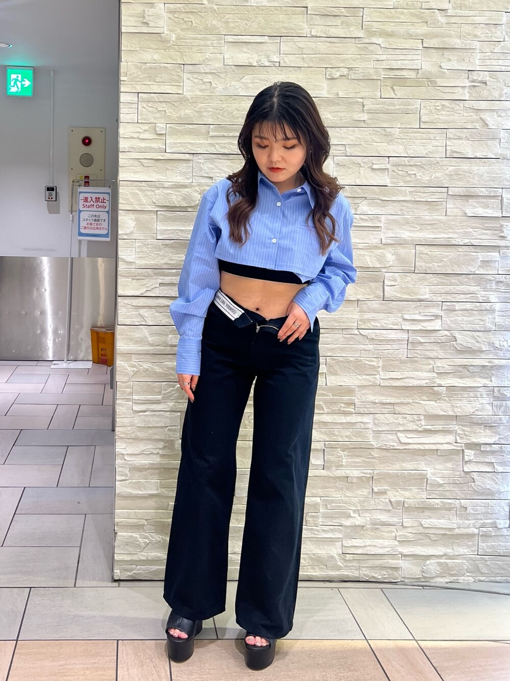 ブラック系のその他パンツ、ブルー系のシャツ/ブラウス、ブラック系のサンダルを着用したレディースの春コーディネートの2枚目の写真