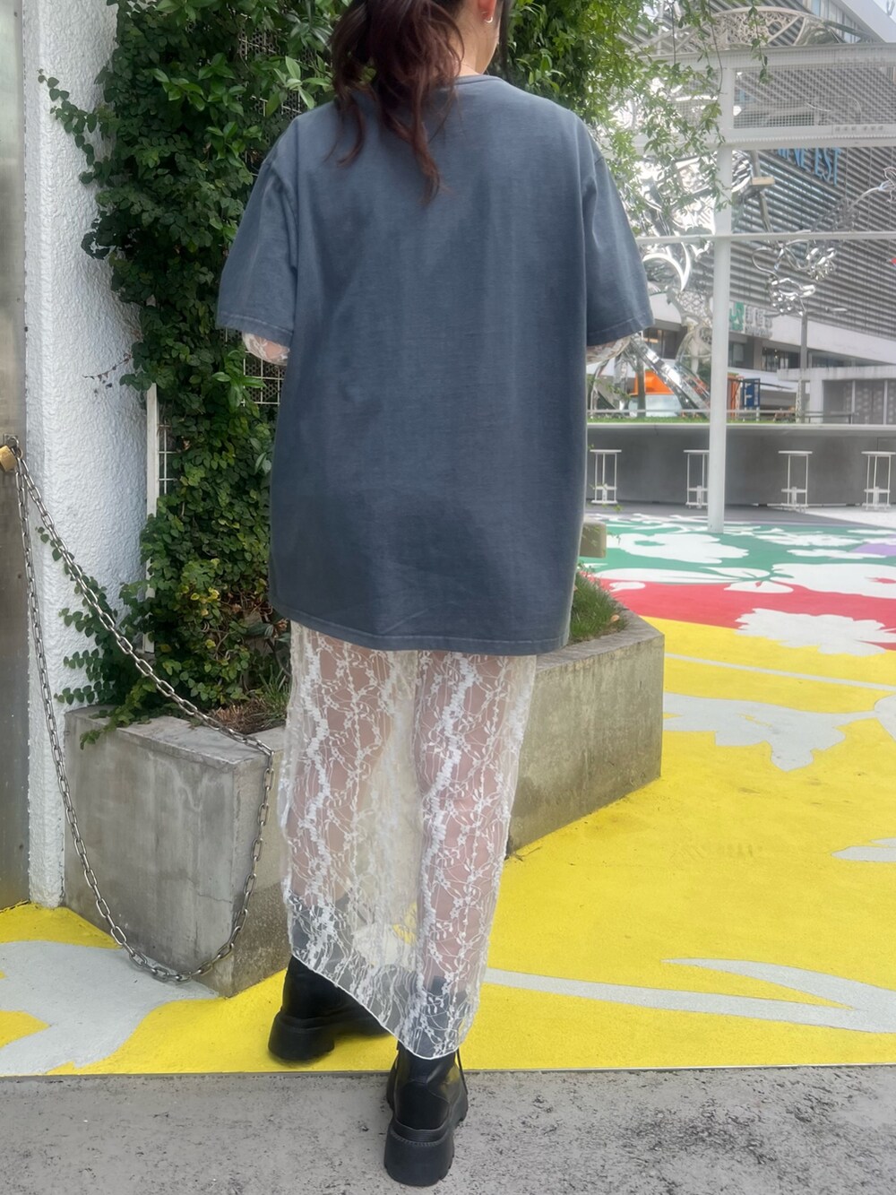 ブラック系のブーツ、ホワイト系のワンピース、グレー系のTシャツ/カットソーを着用したレディースの夏コーディネートの3枚目の写真