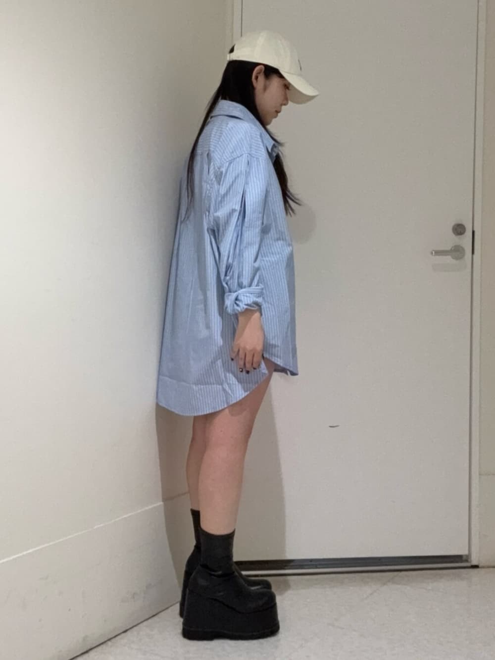 ブラック系のブーツ、ブルー系のシャツ/ブラウスを着用したレディースの春コーディネートの2枚目の写真