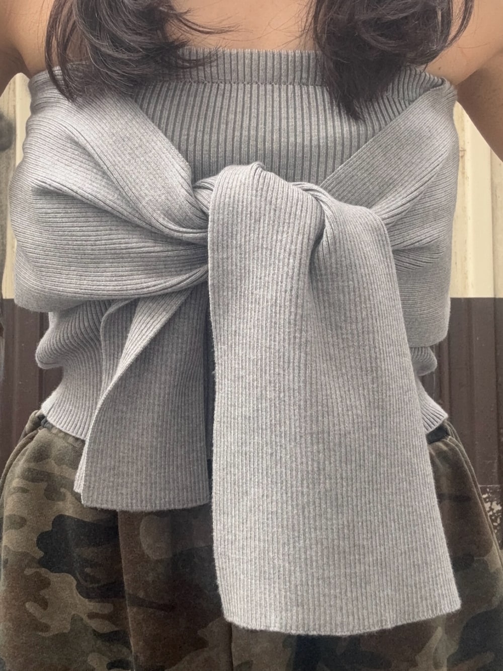 グレー系のキャミソール、グリーン系のスウェットパンツを着用したレディースの春コーディネートの4枚目の写真