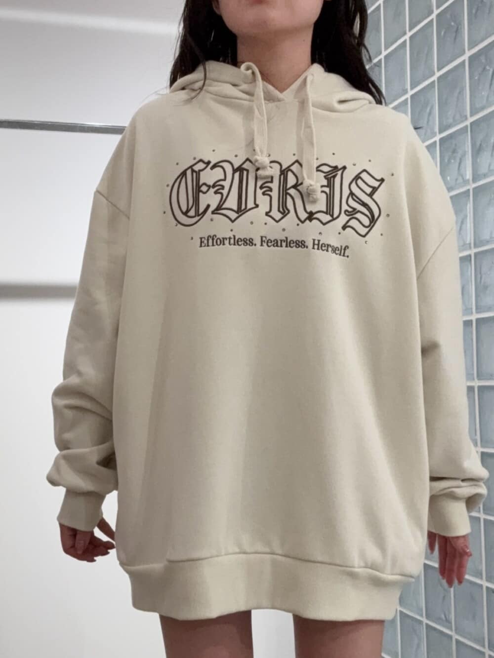 ブラック系のブーツ、ブルー系のデニムパンツ、ホワイト系のスウェットを着用したレディースの冬コーディネートの4枚目の写真