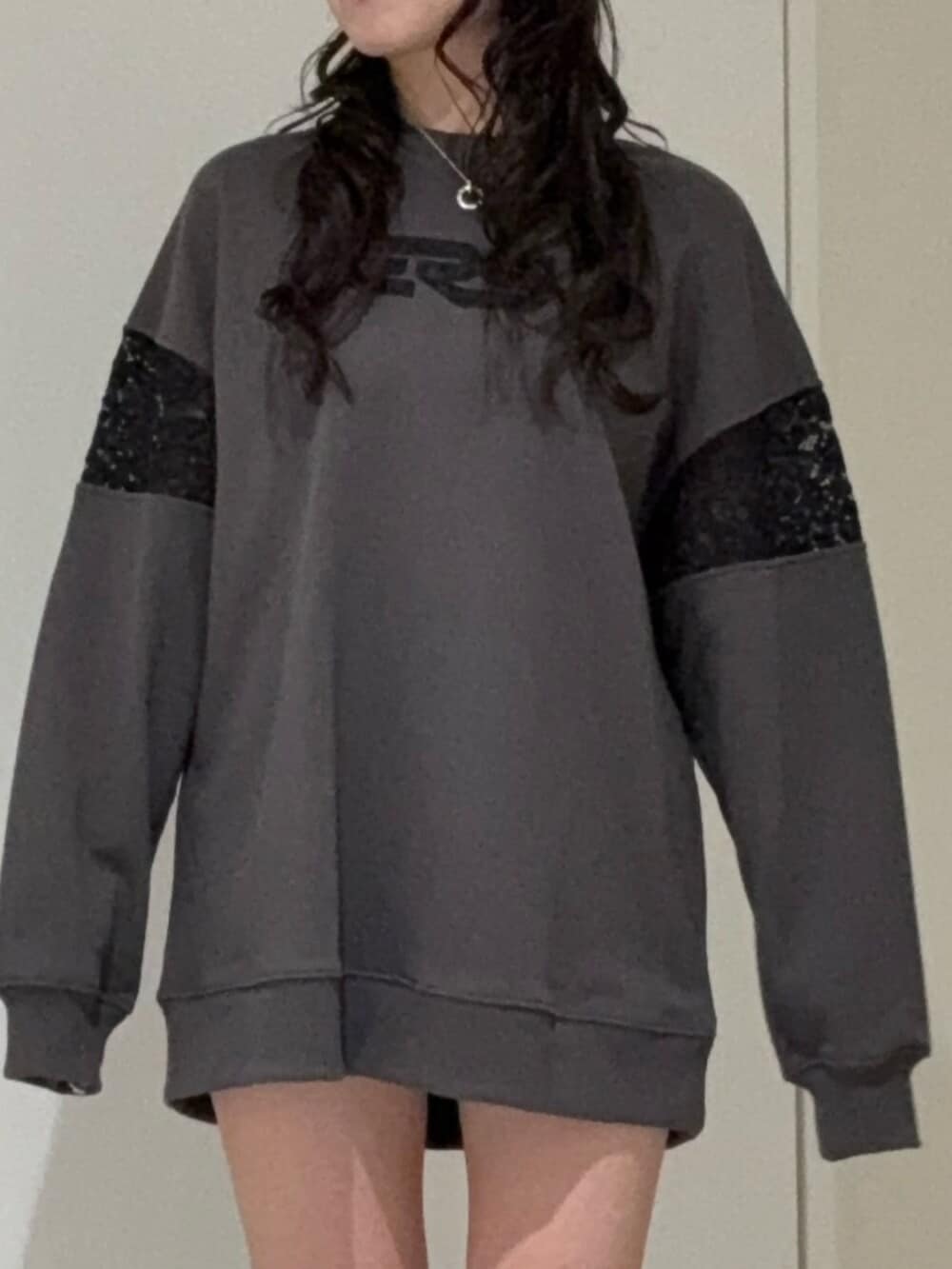 ブラック系のブーツ、グレー系のスウェットを着用したレディースの冬コーディネートの4枚目の写真