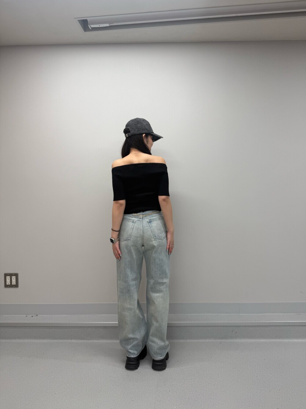 ブラウン系のサンダル、ブラック系のTシャツ/カットソー、ブルー系のデニムパンツを着用したレディースの春コーディネートの3枚目の写真