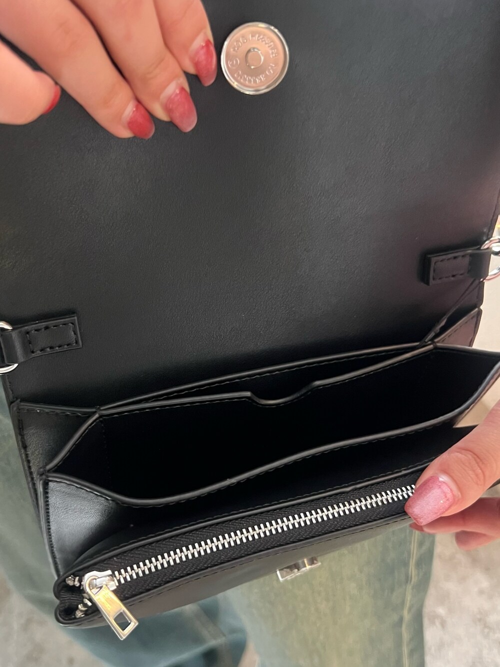 ブルー系のデニムパンツ、グレー系のキャミソール、ブラック系のショルダーバッグを着用したレディースの春コーディネートの8枚目の写真