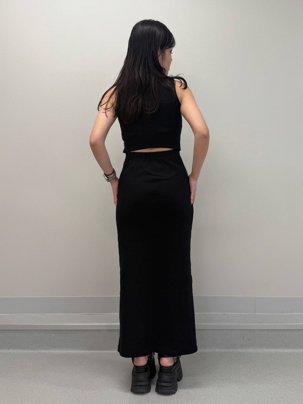 ブラック系のワンピース、ブラウン系のサンダルを着用したレディースの春コーディネートの3枚目の写真