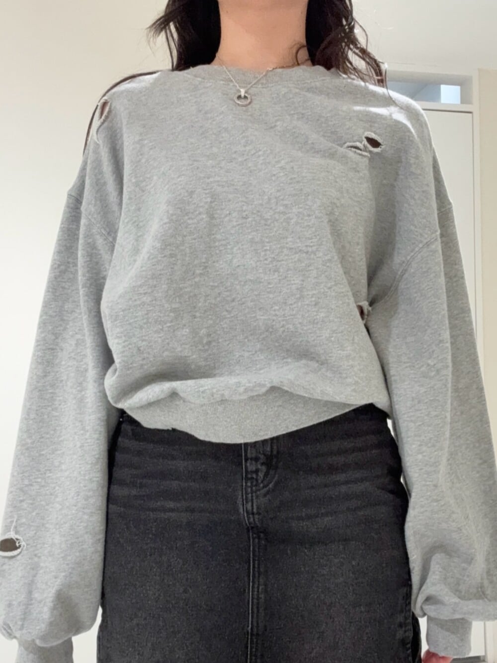 ブラック系のブーツ、グレー系のスウェット、その他のその他パンツを着用したレディースの春コーディネートの4枚目の写真