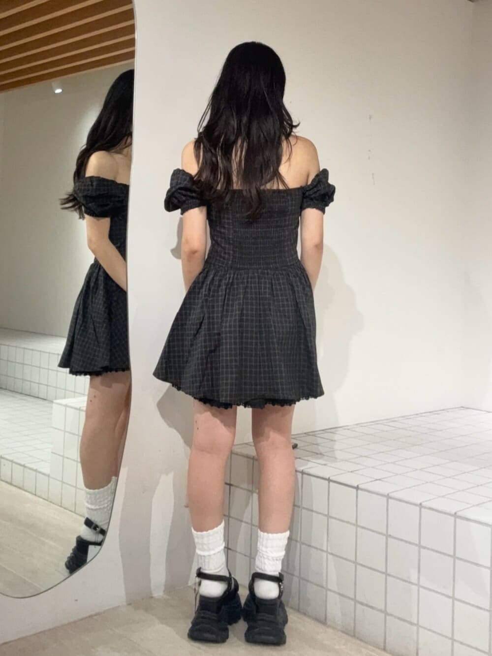 ブラック系のサンダル、その他のワンピースを着用したレディースの夏コーディネートの3枚目の写真