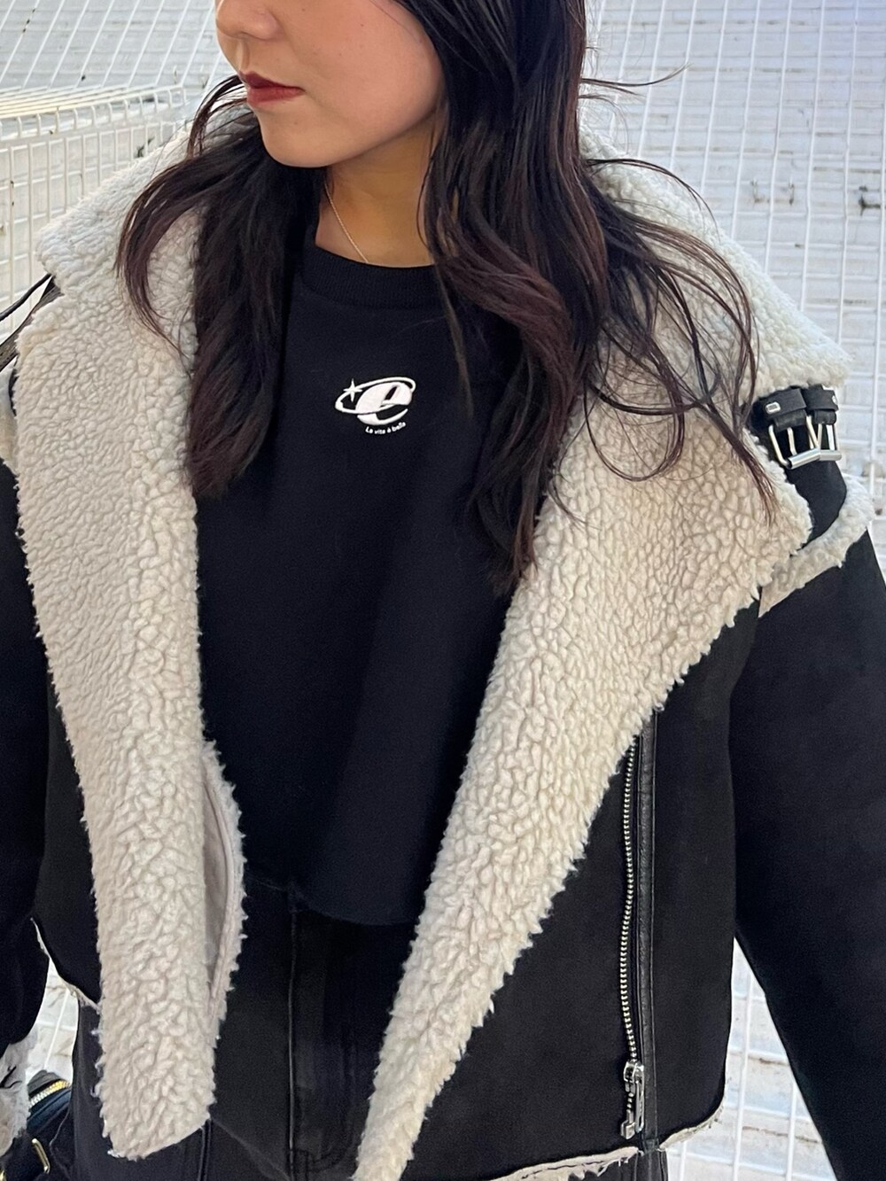 ブラック系のブーツ、ブラック系のデニムスカート、ブラック系のスウェットを着用したレディースの冬コーディネートの5枚目の写真