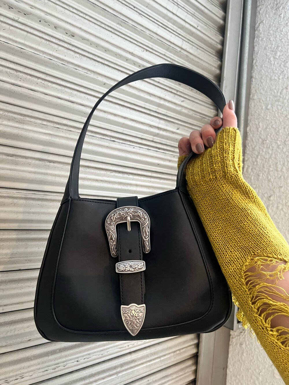 ブルー系のデニムパンツ、ブラック系のサンダル、ブラック系のハンドバッグを着用したレディースの春コーディネートの7枚目の写真