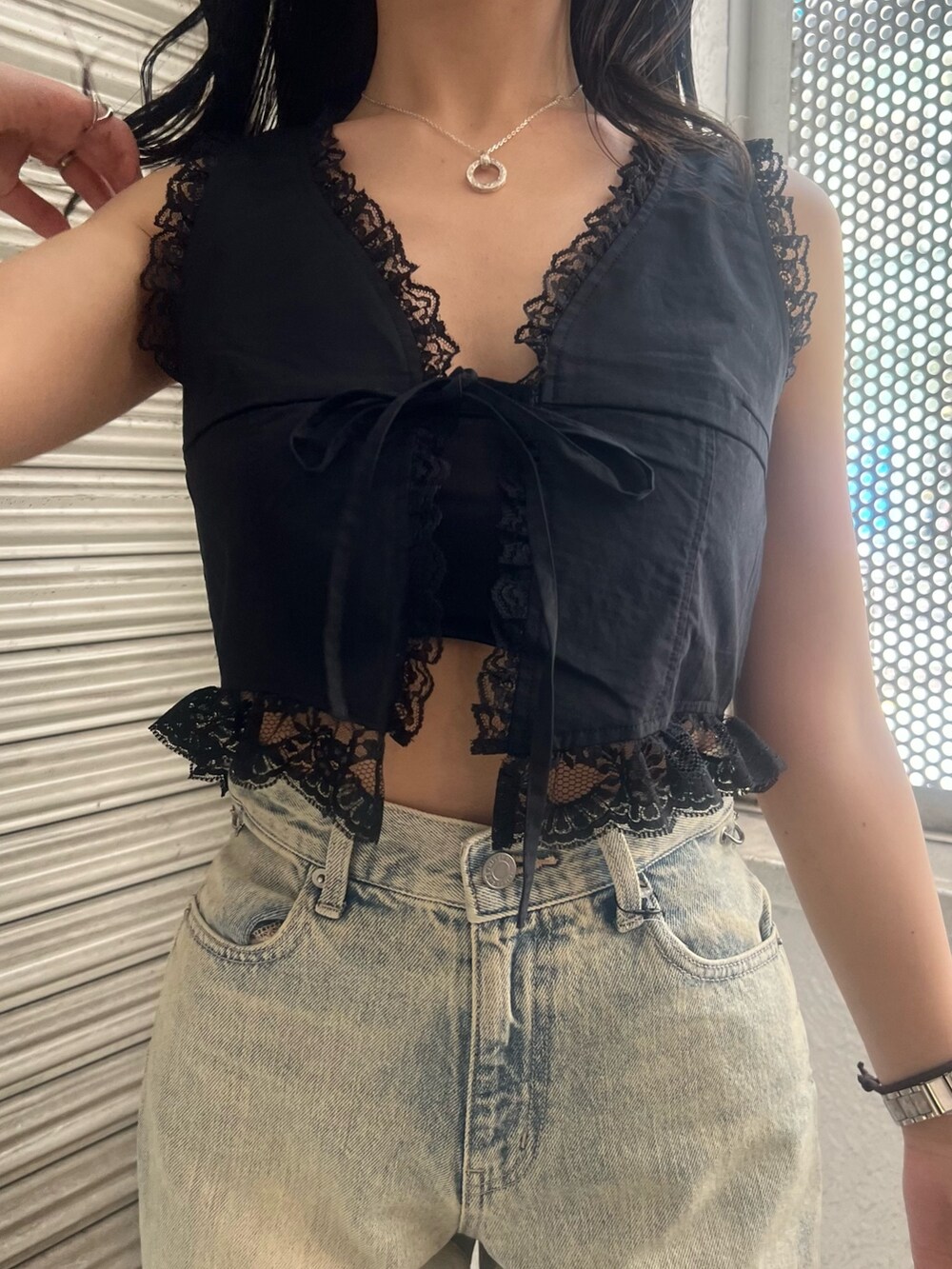 ブルー系のデニムパンツ、ブラック系のサンダルを着用したレディースの夏コーディネートの5枚目の写真