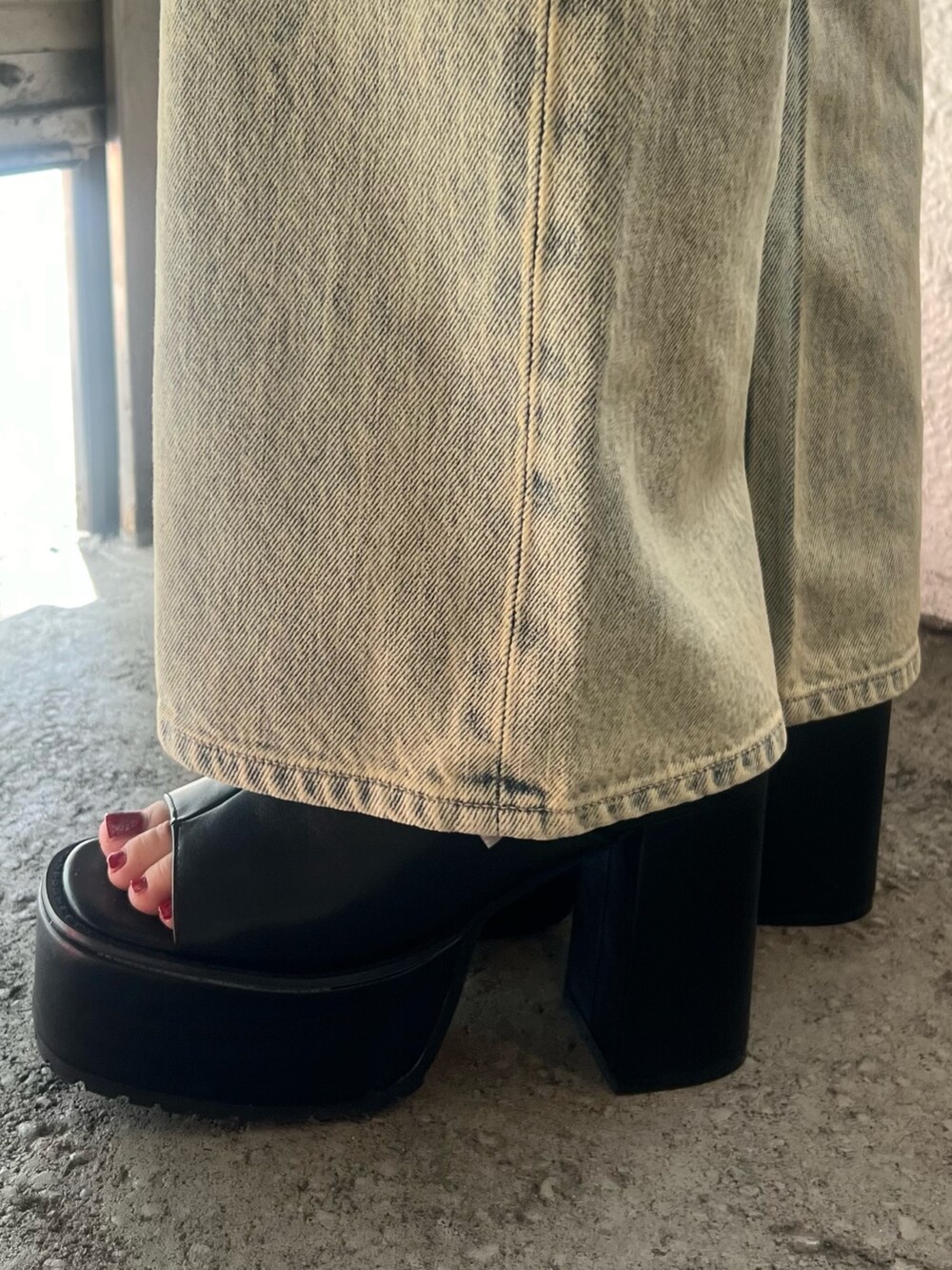 ブルー系のデニムパンツ、ブラック系のサンダルを着用したレディースの夏コーディネートの7枚目の写真