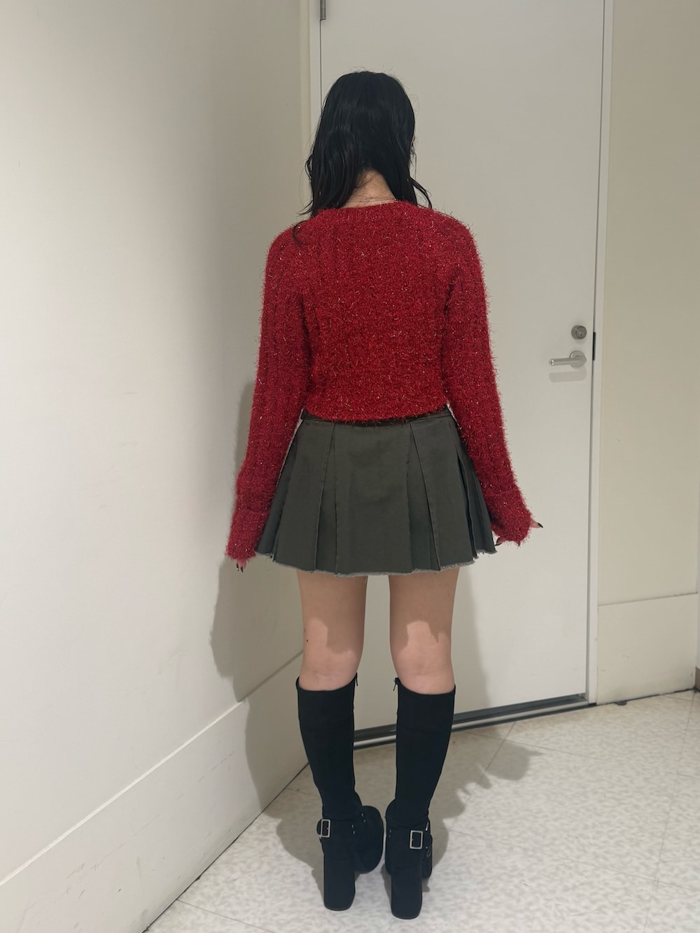 ブラック系のブーツ、グレー系のスカート、レッド系のカーディガン/ボレロを着用したレディースの秋コーディネートの3枚目の写真