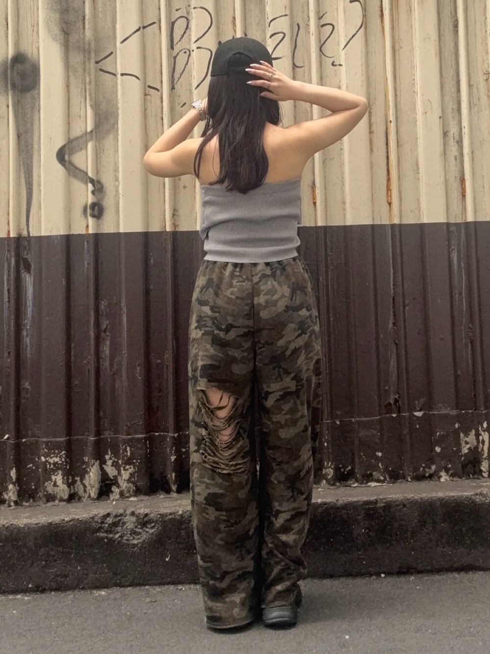 グレー系のキャミソール、グリーン系のスウェットパンツを着用したレディースの春コーディネートの3枚目の写真