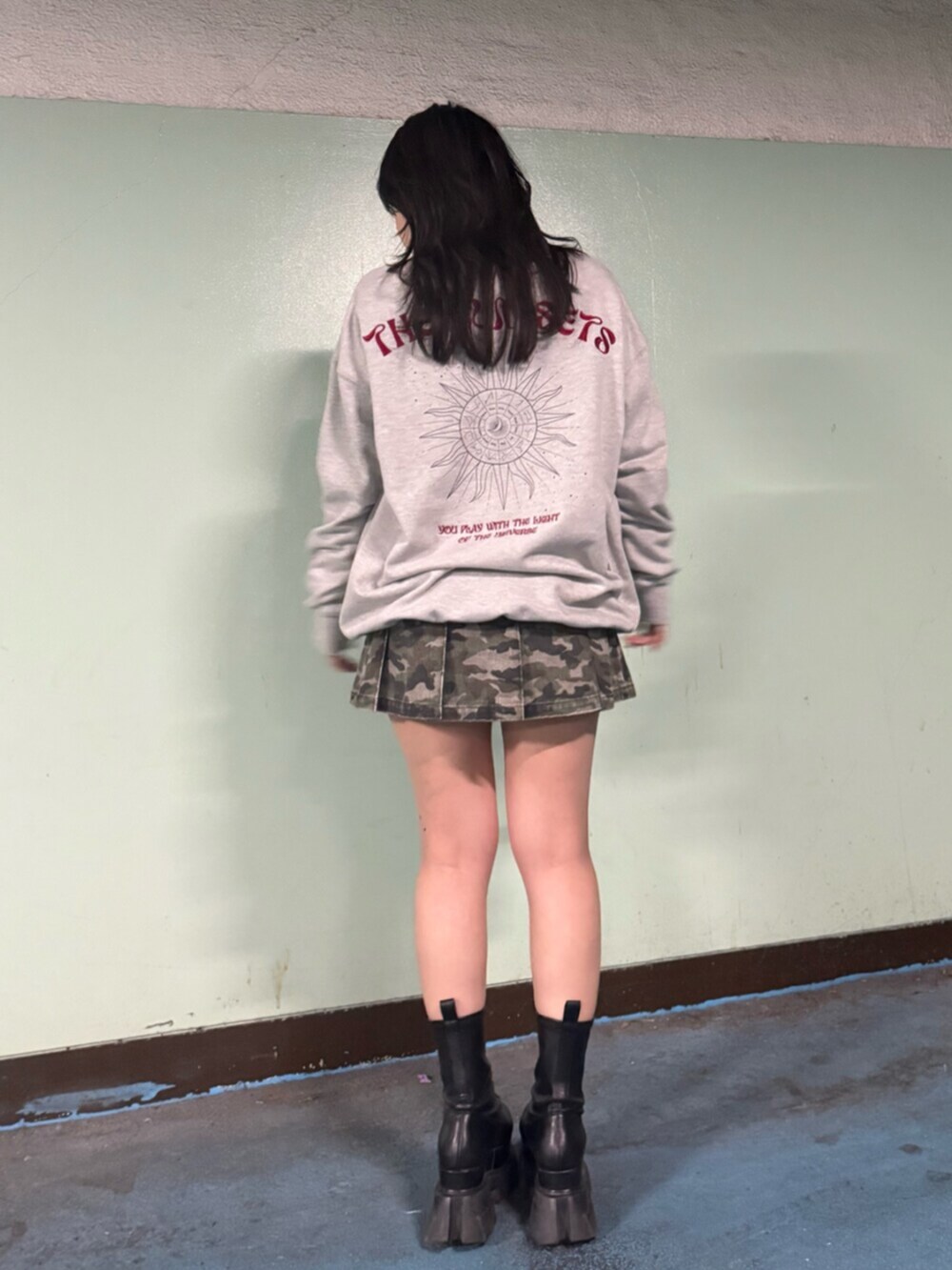 ブラック系のブーツ、その他のスカート、グレー系のスウェットを着用したレディースの春コーディネートの3枚目の写真