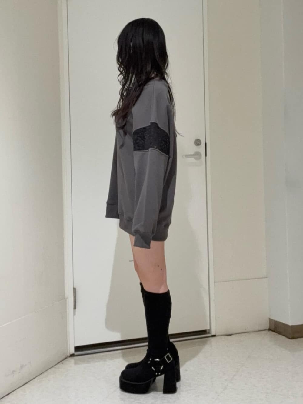 ブラック系のブーツ、グレー系のスウェットを着用したレディースの冬コーディネートの2枚目の写真