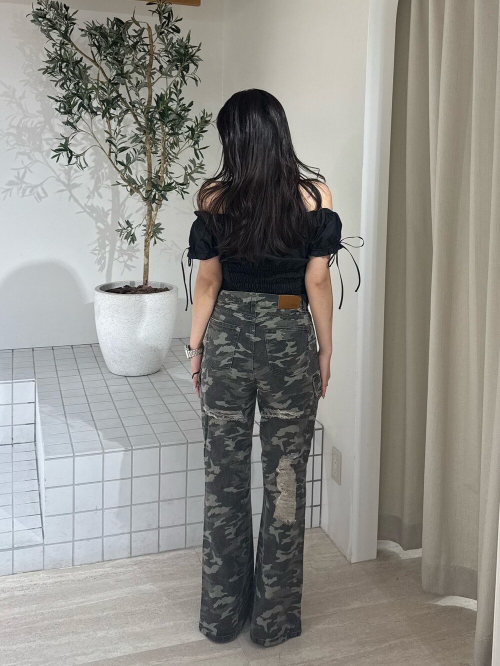 ブルー系のパンプス、その他のその他パンツ、ブラック系のシャツ/ブラウスを着用したレディースの夏コーディネートの3枚目の写真