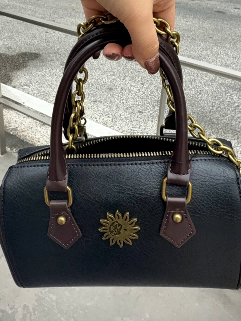 ブラック系のショルダーバッグ、ブラック系のサンダル、ブラック系のワンピースを着用したレディースの春コーディネートの5枚目の写真