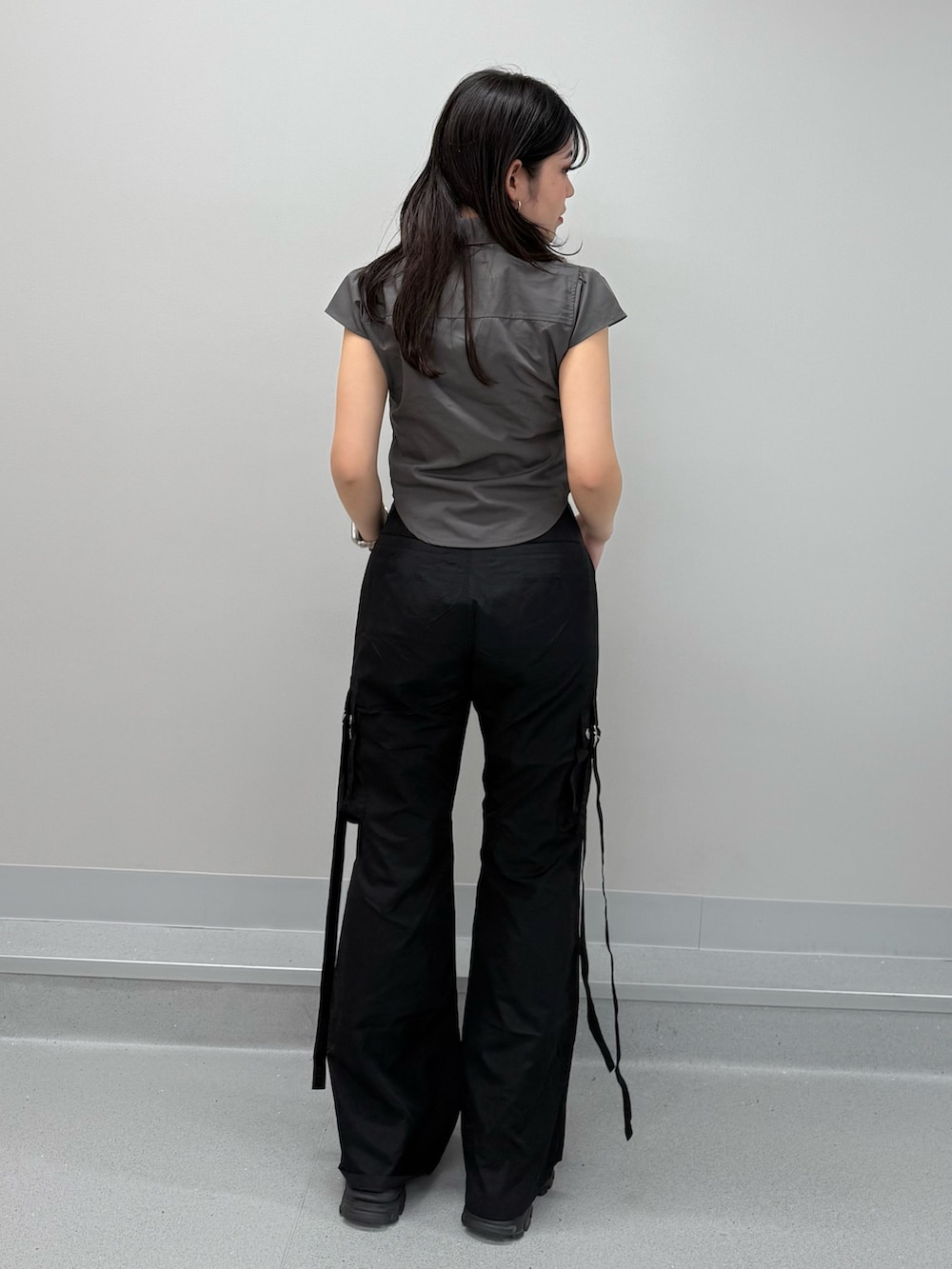 グレー系のシャツ/ブラウス、ブラック系のカーゴパンツ、ブラウン系のサンダルを着用したレディースの春コーディネートの3枚目の写真