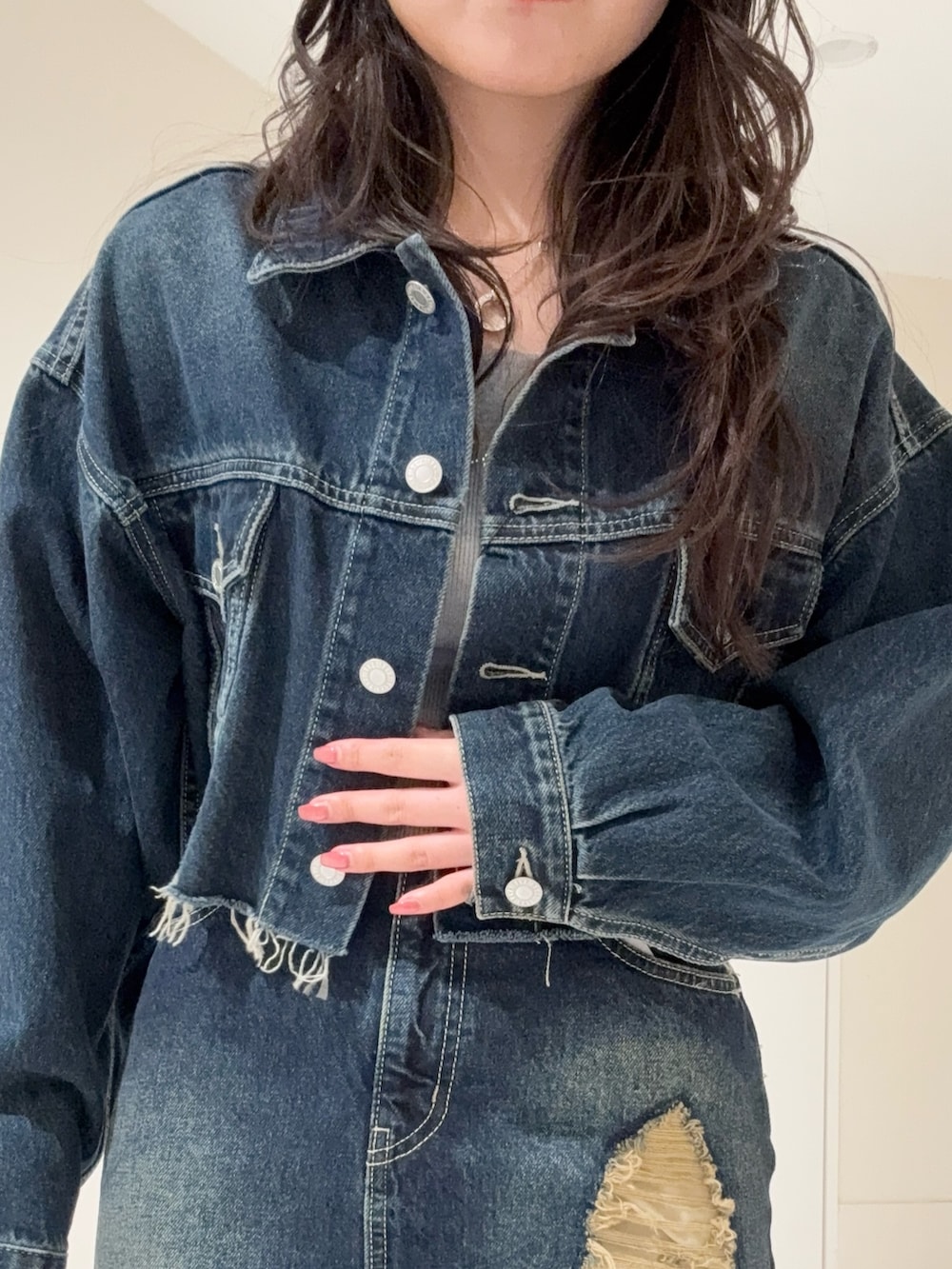 ブルー系のデニムジャケット、ブラック系のブーツ、ブルー系のデニムスカートを着用したレディースの冬コーディネートの5枚目の写真