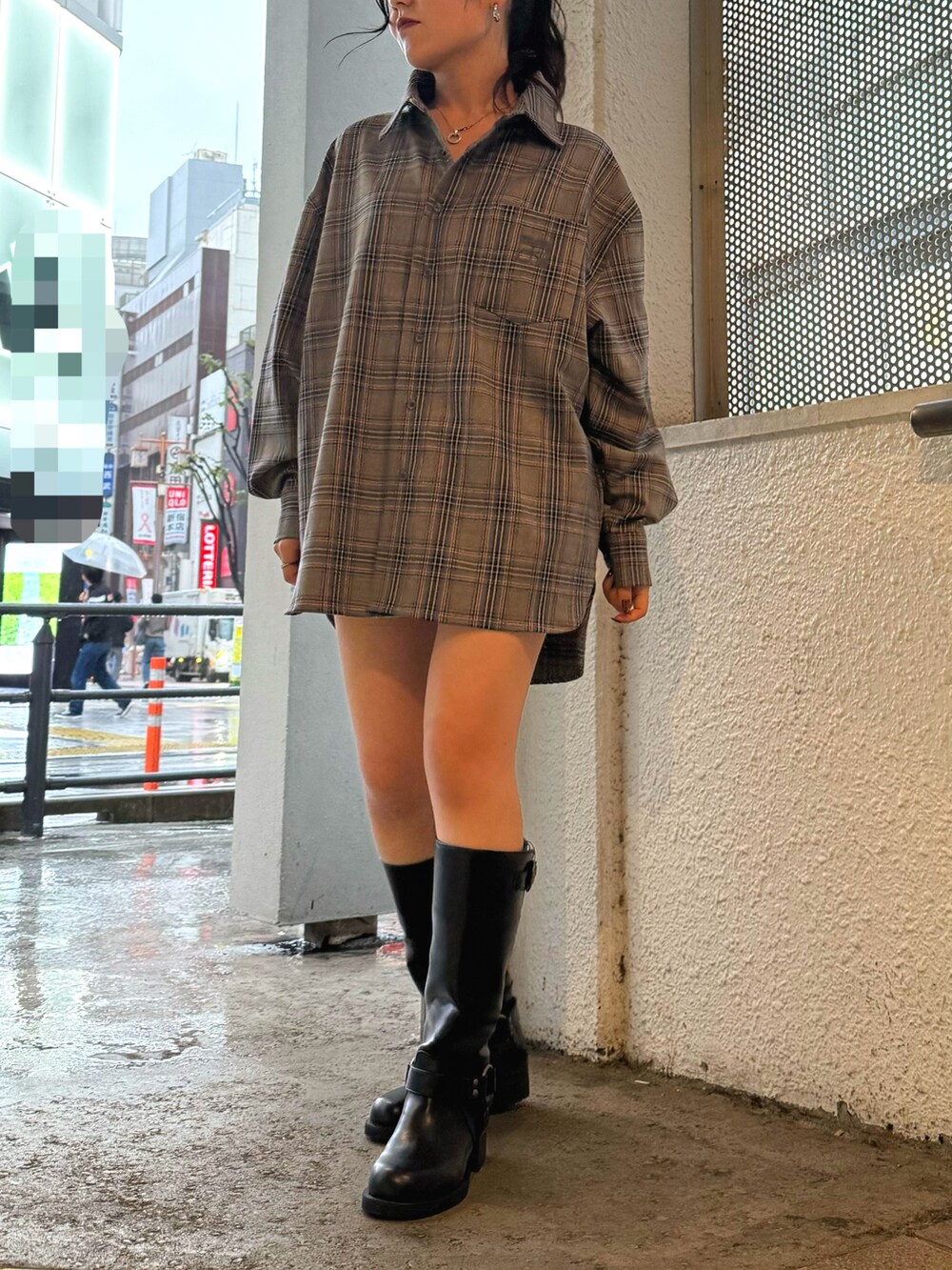 その他のシャツ/ブラウス、ブラック系のブーツ、ブラウン系のブルゾンを着用したレディースの秋コーディネートの2枚目の写真