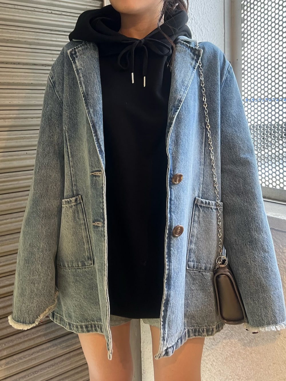 ブルー系のデニムジャケット、ブルー系のデニムパンツ、その他のブーツを着用したレディースの秋コーディネートの4枚目の写真