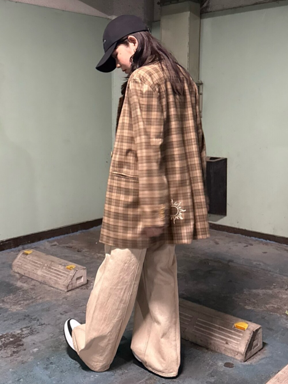 ブラウン系のテーラードジャケット、ベージュ系のデニムパンツ、グレー系のTシャツ/カットソーを着用したレディースの春コーディネートの2枚目の写真