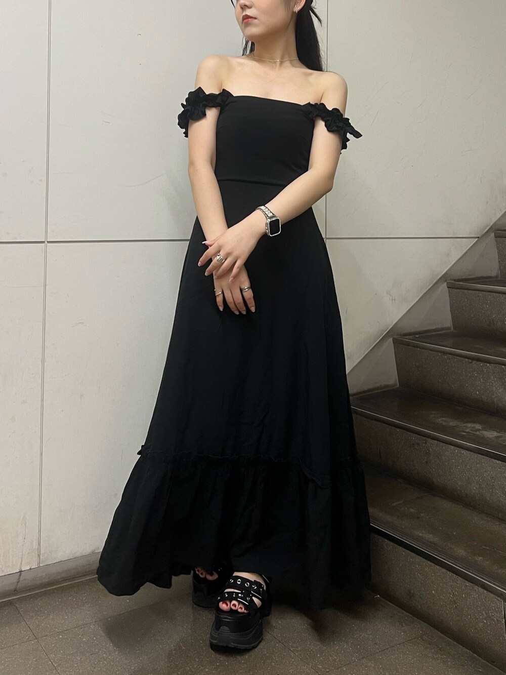 ブラック系のサンダル、ブラック系のワンピースを着用したレディースの夏コーディネートの2枚目の写真