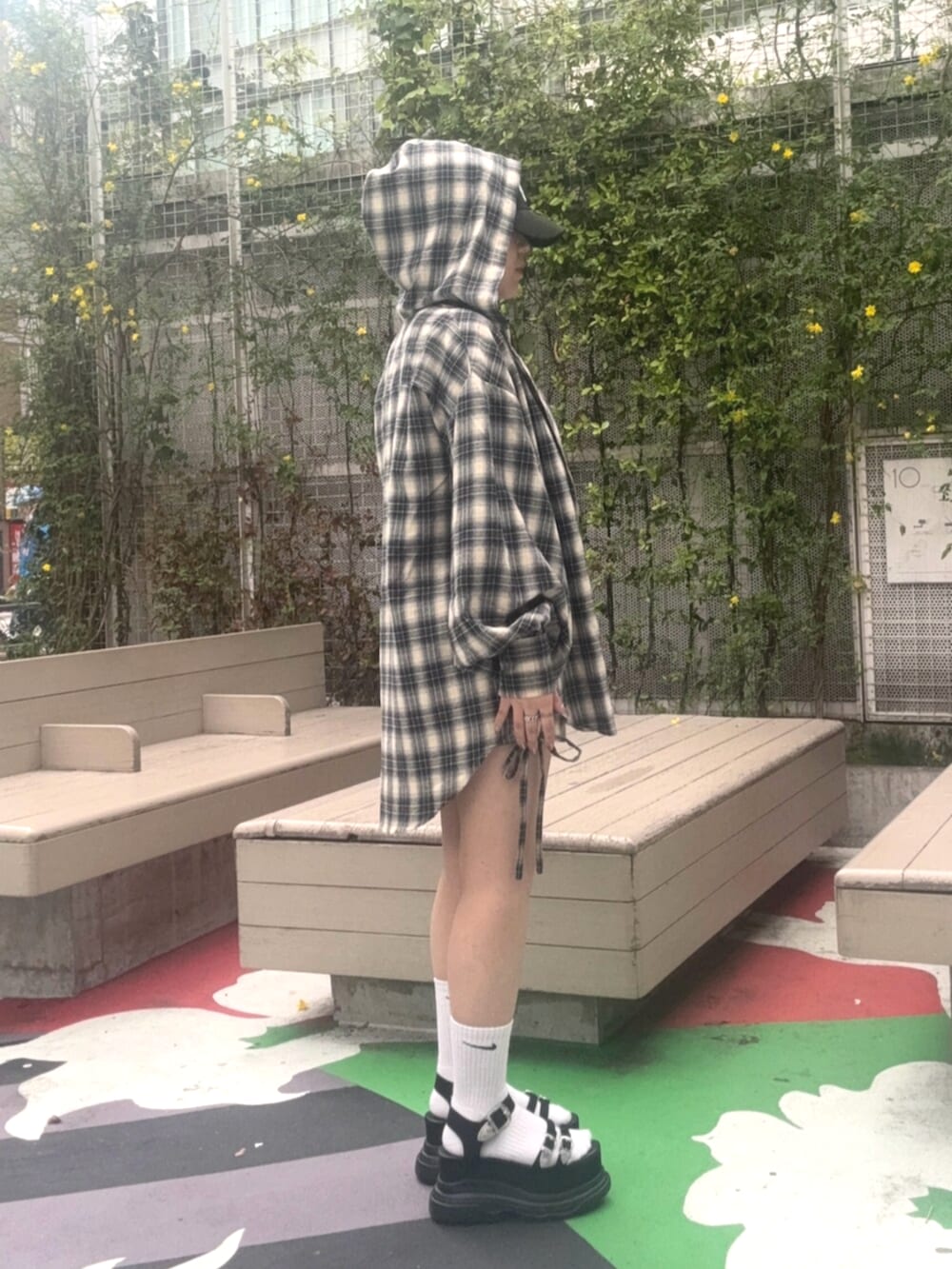 ブルー系のシャツ/ブラウス、ブラック系のサンダル、ホワイト系のTシャツ/カットソーを着用したレディースの春コーディネートの2枚目の写真