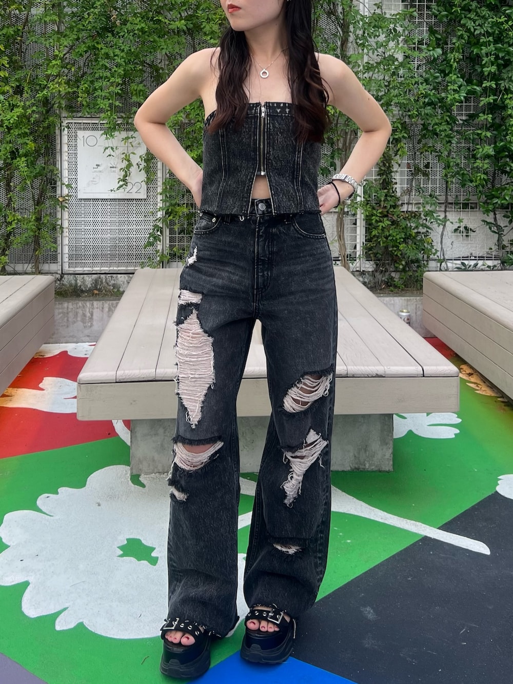 ブラック系のデニムパンツ、ブラック系のサンダル、ブラック系のキャミソールを着用したレディースの夏コーディネートの2枚目の写真