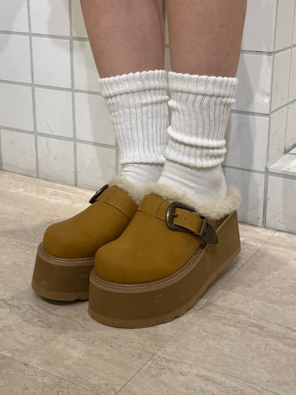 ベージュ系のスリッポン、ブラック系のニット/セーター、ブラック系のその他パンツを着用したレディースの冬コーディネートの5枚目の写真